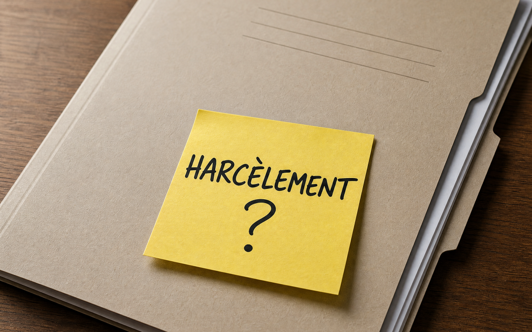 Une table en bois sobre. Un dossier de bureau. Un post-it jaune sur lequel est écrit à la main : HARCÈLEMENT ?