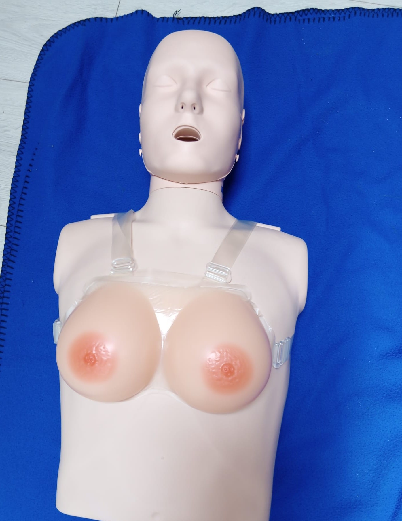 Mannequin SST avec une poitrine de femme pour massage cardiaque