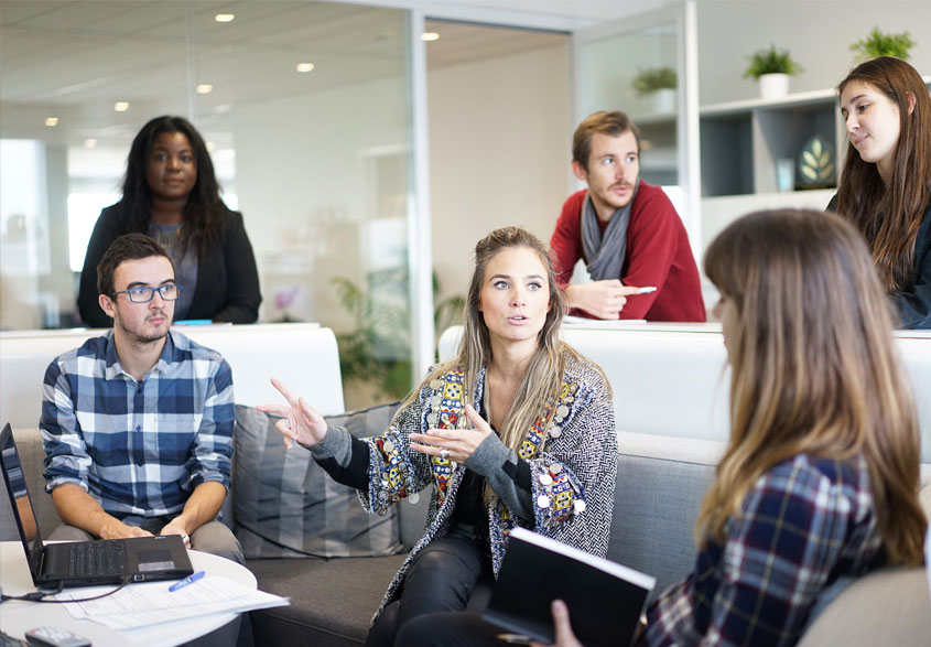 Groupe de personnes échangeant autour d’un projet professionnel lors d’un atelier collectif